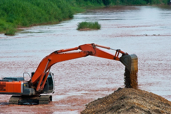 Equipamentos de dragagem e bombeamento de areia para tratamento de sedimentos hidroviários