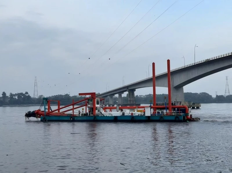Cutter suction dredger side view